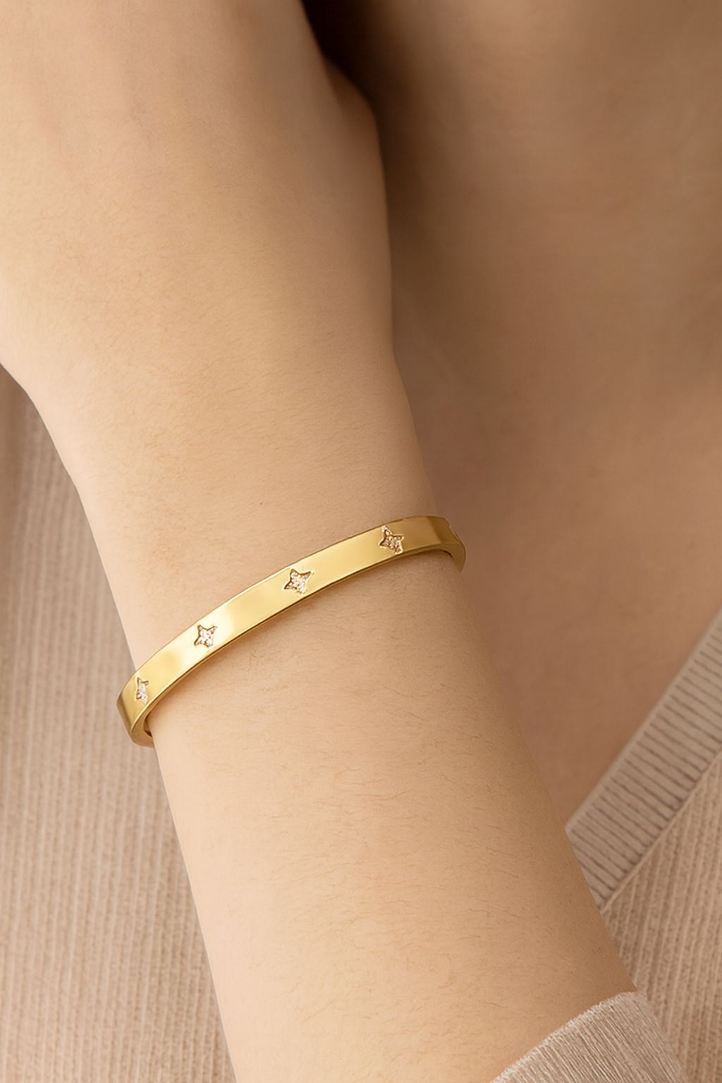 A. BRACCIALE RIGIDO STELLA 010